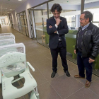 González Poncela le muestra la residencia al presidente de los jubilados-Pablo Requejo