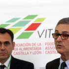 El presidente de Vitartis, Félix Moracho (D), y el vicepresidente, Santiago Miguel (I), presiden la Asamblea de Vitartis-Ical