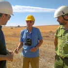 Juan Ignacio Gómez, Salvador Peris y Ángel Ruíz haciendo trabajo de campo.-MARÍA SUÁREZ / USAL