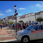 Vecinos y un coche de la Policía en una calle de El Campillo.-EUROPA PRESS