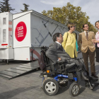 Alicia García junto con Ismael Pérez, María Teresa Fernández yJesús Hernández frente a la vivienda inteligente.-ICAL