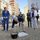 José María Alaejos coloca ayer la primera piedra de los apartamentos junto con Óscar Puente y Rafaela Romero.-E.M.