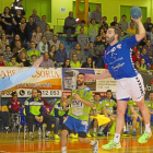 Fernando, autor de 8 goles y uno de los mejores del partido, se dispone a marcar ante Leo Maciel.-PHOTO-DEPORTE