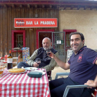 Cercano en el trato Carlos de Hita (d) comparte vino y tortilla con José del Val, propietario de La Pradera-T.S.T