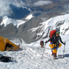 Nuria García en pleno camino de ascenso hacia la cima del Cho Oyu, situada a 8.188 metros de altura.-EL MUNDO