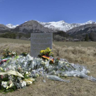 Monolito de homenaje a las víctimas del accidente aéreo en Le Vernet.-Foto:  FERRAN SENDRA
