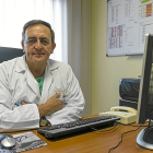 El doctor y jefe del Servicio de Urología del Hospital Clínico Universitario, José Ramón Cortiñas González.-E. M.