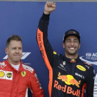 Daniel Ricciardo, entre Sebastian Vettel y Lewis Hamilton, en el podio del sábado en Mónaco.-AP / CLAUDE PARIS