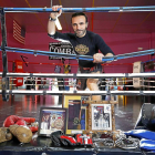 Alfonso Durán posa con una selección de armas y equipamiento utilizado en las diferentes artes marciales que conoce e imparte.-J. M. LOSTAU