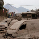 Bomberos y personal de rescate inspecciona los destrozos causados por el volcán de Fuego en Escuintla, Guatemala.-REUTERS (LUIS ECHEVERRÍA)