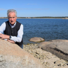 José Manuel Pardal, delante de la presa de la Almendra, bajo cuyas aguas se encuentra sumergido el pueblo donde nació, Argusino de Sayago.-ARGI