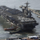 El portaaviones Carl Vinson, en el puerto de Busan, en Corea del Sur.-JO JUNG-HO / AP