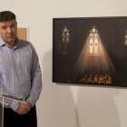 Rocaberti junto a una de sus fotografías expuestas en Pimentel.-P. REQUEJO