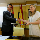 La consejera de Economía y Hacienda, Pilar del Olmo, y el vicepresidente del Banco Europeo de Inversiones (BEI), Román Escolano, firman un préstamo-ICAL