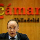 El presidente de la Cámara de Comerio de Valladolid, Carlos Villar, durante la rueda de prensa en la que anuncia su dimisión al frente de la institución cameral-ICAL