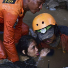 El desastre también dejó de momento un mínimo de 540 heridos y de 16.732 desplazados.-AP