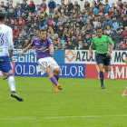El ayer mediapunta blanquivioleta Tiba tira a puerta ante los zaragocistas Cabrera y Rico.-Photo-deporte