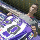 Manu del Moral muestra su nueva camiseta el día de su presentación como blanquivioleta.-Miguel Ángel Santos
