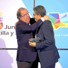 El presidente de la Junta, Juan Vicente Herrera, da un afectuoso abrazo a Óscar Campillo tras entregarle el premio a la trayectoria.-