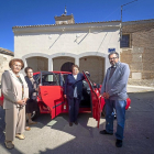 María del Carmen Ramos, María Benita Aguado y Manuela Galán, en el coche del sacerdote, Ramón Peláez, frente a la iglesia de Fuente-Olmedo.-MIGUEL ÁNGEL SANTOS
