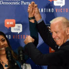 La excandidata demócrata a vicegobernadora de Nevada Lucy Flores presenta al exvicepresidente de los EEUU, Joe Biden, en un mitin en Las Vegas, en el 2014.-ETHAN MILLER (AFP)