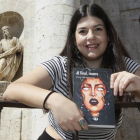 Paula Aguirrezabala, ayer, con su nuevo libro. J-J. M. LOSTAU