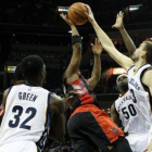 Marc Gasol tapona un lanzamiento de Lowry, en el partido ante los Raptors.-Foto: MIKE BROWN / EFE