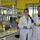 Dos investigadores en uno de los laboratorios de la Universidad Católica de Ávila.-E.M.