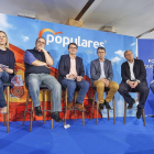 El presidente del PPCyL, Alfonso Fernández Mañueco, junto al candidato a la alcaldía, Antonio Silván y el consejero de Educación, Fernando Rey, entre otros.-ICAL