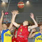 Uva y La Flecha luchan por un rebote.-J.M. Lostau