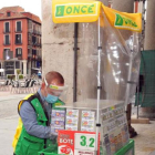 Un vendedor de la ONCE en la Plaza Mayor de Valladolid. - E.M.