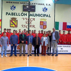 La corporación municipal de Íscar posan con el presidente de la Territorial Carlos Sainz, Fernando Romay y las selecciones españolas U-15 y U-16.-E. M.