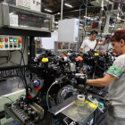 Operaria de Renault trabajando en una cadena de montaje-ICAL