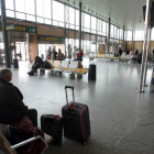 Pasajeros en el aeropuerto de Villanubla (Valladolid)-Ical