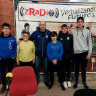 Diego Camino con los escolares tras la entrevista en la radio del Instituto Zorrilla. / E. M.