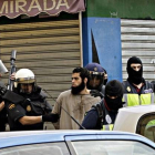 Uno de los yihadistas detenidos, este viernes en el barrio de la Cañada de Hidum, en Melilla.-Foto: EFE / F. G. GUERRERO