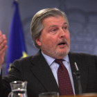 El portavoz del Gobierno, Íñigo Méndez de Vigo, en la rueda de prensa posterior al Consejo de Ministros.-DAVID CASTRO