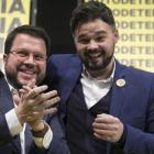 Pere Aragonès y Gabriel Rufián celebran el resultado electoral.-FERRAN NADEU