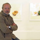 Enrique Reche junto a dos cuadros de calabazas que presenta en la Galería Lorenzo Colomo.-M. Á. SANTOS