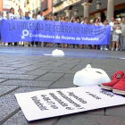 Imagen de archivo de la manifestación en Valladolid con un cartel, una máscara y unos zapatos en memoria de Sara.-E. M.