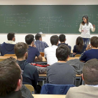 Imagen de archivo de un grupo de estudiantes en un aula junto con su profesor.-ICAL