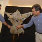 Fidel Torcida Fernández-Baldor, director del Museo de Dinosaurios de Salas de los Infantes, y José Ignacio Canudo, responsable del Grupo Aragosaurus-IUCA, muestran el fósil que hallaron en la Sierra de la Demanda.-ICAL