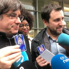 Puigdemont y Comín, con sus acreditaciones en el Parlamento Europeo.-SÍLVIA MARTÍNEZ