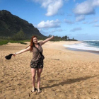 Una turista, en una playa de la isla hawaiana de Oahu, escenario donde se rodó Perdidos.-EL PERIÓDICO