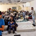Un grupo de inmigrantes, la mayoría refugiados sirios, en un pabellón deportivo en la isla de Creta.-Foto: AFP / IASON TAVLAS