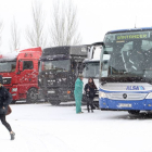La nieve obliga a embolsar camiones desde Valladolid hacia Cantabria. - EM