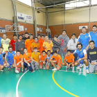 Los jugadores del colegio Cristóbal Colón y de la Policía Local posan antes de comenzar el partido.-J. M. LOSTAU