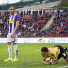 Becerra bloca el balón ante la presencia de Roger en el Girona-Valladolid de la temporada 2014-2015.-E. M.
