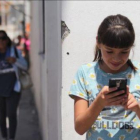 Una joven de Ciudad Juarez usa la aplicación para mujeres en peligro.-AFP / HERIKA MARTINEZ