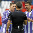 Toni Martínez y Mata hablan con Cuadra  Fernández tras el gol anulado.-PHOTO-DEPORTE